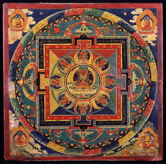 Tibetisches Mandala, 19. Jh., mit Amitayus, einer Erscheinungsform (Sambhogakaya) des Buddha Amitabha, im Zentrum.