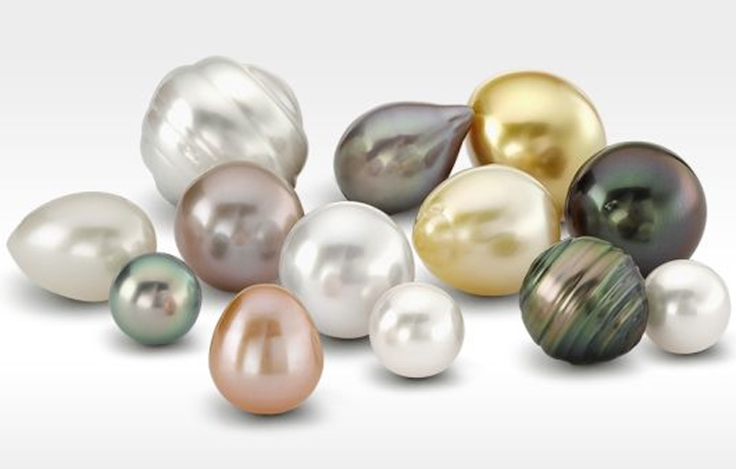 Diverse Formen und Farben von Perlen.